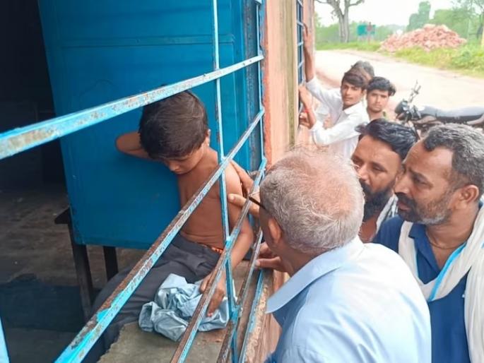 class two student lock in school teacher went home child kept crying | धक्कादायक! मुलाला वर्गात लॉक करून घरी गेले शिक्षक; 'तो' खिडकीजवळ रडत राहिला अन्... class two student lock in school teacher went home child kept crying | धक्कादायक! मुलाला वर्गात लॉक करून घरी गेले शिक्षक; 'तो' खिडकीजवळ रडत राहिला अन्...