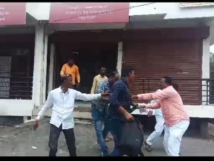 Attempt to throw ink on official of Crop Insurance Company; Sambhaji Brigade, MNS aggressive | पीकविमा कंपनीच्या अधिकाऱ्यास काळे फासण्याचा प्रयत्न; संभाजी ब्रिगेड, मनसे आक्रमक Attempt to throw ink on official of Crop Insurance Company; Sambhaji Brigade, MNS aggressive | पीकविमा कंपनीच्या अधिकाऱ्यास काळे फासण्याचा प्रयत्न; संभाजी ब्रिगेड, मनसे आक्रमक