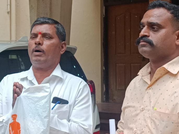 It is more difficult to live in a village than on the border of the country says salunkhe | देशाच्या सीमेपेक्षा गावात जगताना होतोय त्रास; माजी सैनिकाने जोडले हात It is more difficult to live in a village than on the border of the country says salunkhe | देशाच्या सीमेपेक्षा गावात जगताना होतोय त्रास; माजी सैनिकाने जोडले हात