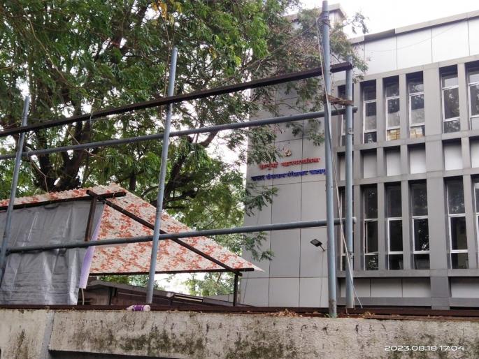 Neglect of the Municipality towards Dinanath Theater | दीड कोटी खर्चूनही प्रसाधनगृह बंदच; दीनानाथ नाट्यगृहाकडे पालिकेचे दुर्लक्ष Neglect of the Municipality towards Dinanath Theater | दीड कोटी खर्चूनही प्रसाधनगृह बंदच; दीनानाथ नाट्यगृहाकडे पालिकेचे दुर्लक्ष