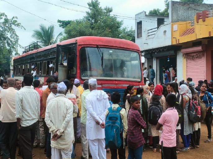 'There's no space on the bus'; ST bus blocked by students at Rathoda | 'बसमध्ये जागाच नाही'; राठोडा येथे विद्यार्थ्यांनी अडविली एसटी बस 'There's no space on the bus'; ST bus blocked by students at Rathoda | 'बसमध्ये जागाच नाही'; राठोडा येथे विद्यार्थ्यांनी अडविली एसटी बस