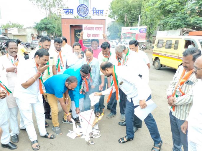 Congress took to the streets against Vivek Deberoi, registered a protest by burning his photo | विवेक देबेरॉयच्या विरोधात कॉंग्रेस उतरली रस्त्यावर, फोटोचे दहन करुन नोंदविला निषेध Congress took to the streets against Vivek Deberoi, registered a protest by burning his photo | विवेक देबेरॉयच्या विरोधात कॉंग्रेस उतरली रस्त्यावर, फोटोचे दहन करुन नोंदविला निषेध