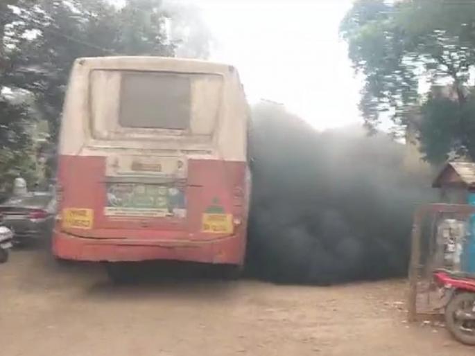 The fuel injection pump of the bus burst and smoke billowed from the bus stand | बसचा फ्युअल इंजेक्शन पंप फुटला अन बसस्थानकात उठले धुराचे लोट The fuel injection pump of the bus burst and smoke billowed from the bus stand | बसचा फ्युअल इंजेक्शन पंप फुटला अन बसस्थानकात उठले धुराचे लोट