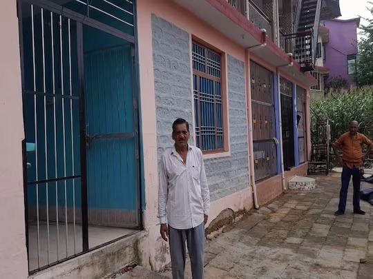 mandi himachal pradesh rains sarkaghat patti village waits for aid house cracks boulder likely to fall | "सैन्यात असताना गोळ्यांची कधी भीती वाटली नाही पण आता घरात राहायची भीती वाटतेय..." mandi himachal pradesh rains sarkaghat patti village waits for aid house cracks boulder likely to fall | "सैन्यात असताना गोळ्यांची कधी भीती वाटली नाही पण आता घरात राहायची भीती वाटतेय..."