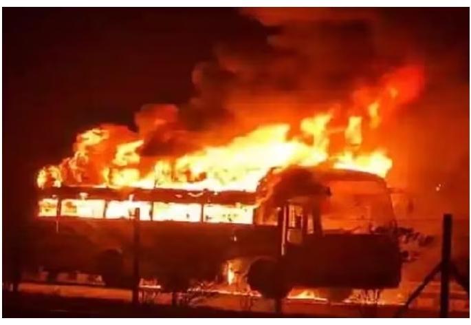 fierce fire broke out in moving bus in pakistan 30 people burnt to death many injured | पाकिस्तानच्या पंजाब प्रांतात चालत्या बसला भीषण आग; 30 प्रवाशांचा होरपळून मृत्यू, 7 जखमी fierce fire broke out in moving bus in pakistan 30 people burnt to death many injured | पाकिस्तानच्या पंजाब प्रांतात चालत्या बसला भीषण आग; 30 प्रवाशांचा होरपळून मृत्यू, 7 जखमी