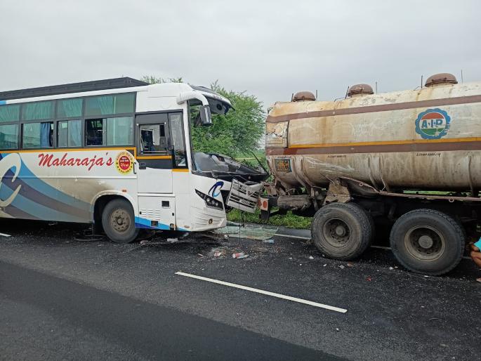Travels collide with tanker, one killed; Terrible accident near Barbati village | ट्रॅव्हल्सची टँकरला जबर धडक, एक ठार; बरबटी गावाजवळ भीषण अपघात Travels collide with tanker, one killed; Terrible accident near Barbati village | ट्रॅव्हल्सची टँकरला जबर धडक, एक ठार; बरबटी गावाजवळ भीषण अपघात