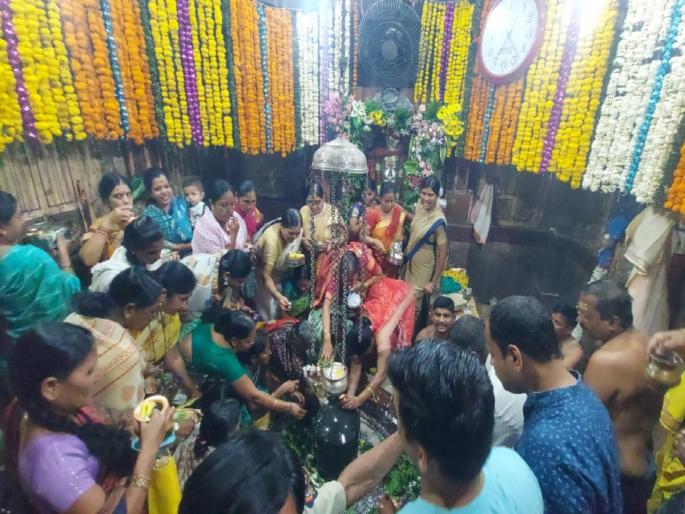 Har Har Mahadev! Devotees thronged from early morning to have darshan of Lord Vaidyanath | हर हर महादेव! प्रभू वैद्यानाथाचा दर्शनासाठी भाविकांची पहाटेपासूनच गर्दी Har Har Mahadev! Devotees thronged from early morning to have darshan of Lord Vaidyanath | हर हर महादेव! प्रभू वैद्यानाथाचा दर्शनासाठी भाविकांची पहाटेपासूनच गर्दी