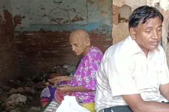 kaithal unfortunate brother and sisters of millionaire lives like animal one video helped them | करोडपतींचे दुर्दैवी भाऊ-बहीण, जगत होते अत्यंत वाईट जीवन; एका Video ने समोर आलं सत्य kaithal unfortunate brother and sisters of millionaire lives like animal one video helped them | करोडपतींचे दुर्दैवी भाऊ-बहीण, जगत होते अत्यंत वाईट जीवन; एका Video ने समोर आलं सत्य