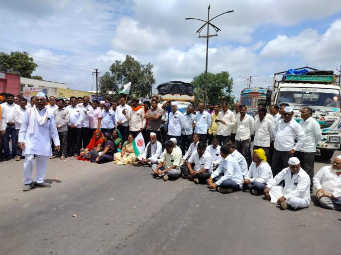 Block the path of farmers' association! | येवल्यात शेतकरी संघटनेचा रास्ता रोको! Block the path of farmers' association! | येवल्यात शेतकरी संघटनेचा रास्ता रोको!