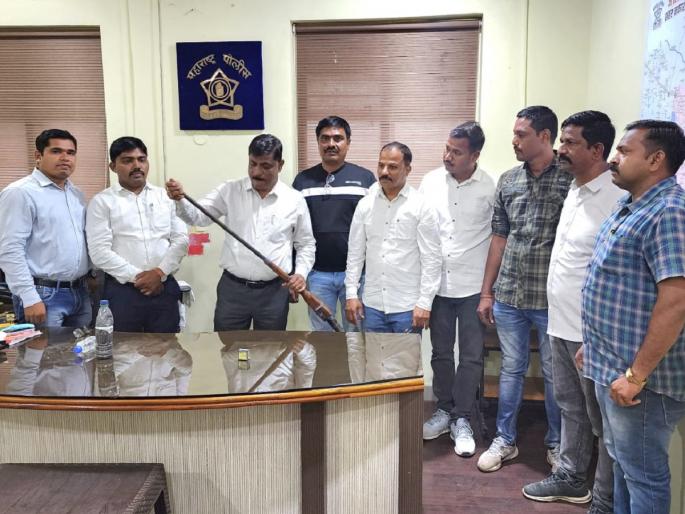 A man was arrested with a gun in the forest of a house in Jalna | जालन्यात घराच्या झाडाझडतीत बंदुकीसह एकजण जेरबंद A man was arrested with a gun in the forest of a house in Jalna | जालन्यात घराच्या झाडाझडतीत बंदुकीसह एकजण जेरबंद