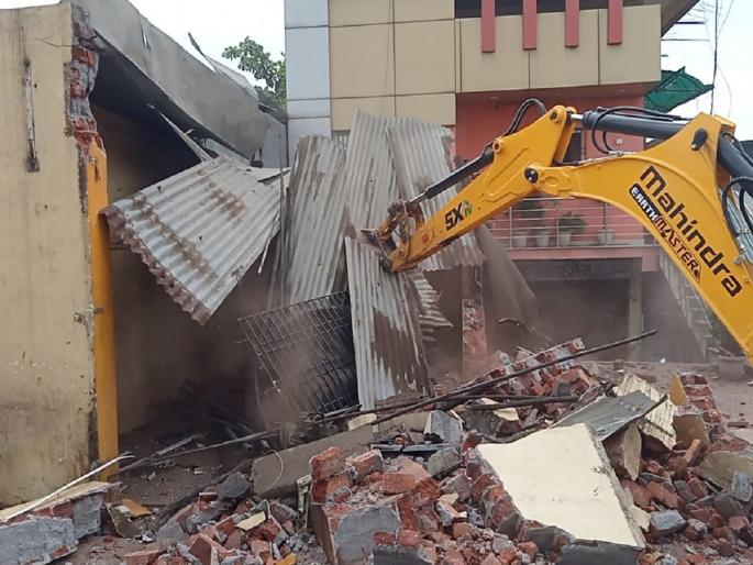 Major action on encroachments in Jalna municipality; 40 encroachments on the main road demolished | जालना महापालिकेची अतिक्रमणांवर मोठी कारवाई; मुख्य रस्त्यावरील ४० अतिक्रमणे पाडली Major action on encroachments in Jalna municipality; 40 encroachments on the main road demolished | जालना महापालिकेची अतिक्रमणांवर मोठी कारवाई; मुख्य रस्त्यावरील ४० अतिक्रमणे पाडली