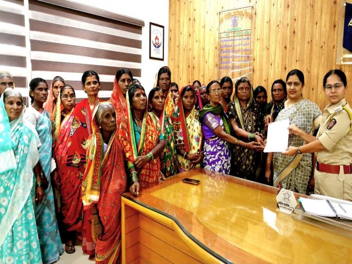 Elgar against illegal liquor; Women in Kankaya strike at the office of Superintendent of Police | अवैध दारूविरोधात एल्गार; कनक्यातील महिला पोलिस अधीक्षक कार्यालयावर धडकल्या Elgar against illegal liquor; Women in Kankaya strike at the office of Superintendent of Police | अवैध दारूविरोधात एल्गार; कनक्यातील महिला पोलिस अधीक्षक कार्यालयावर धडकल्या