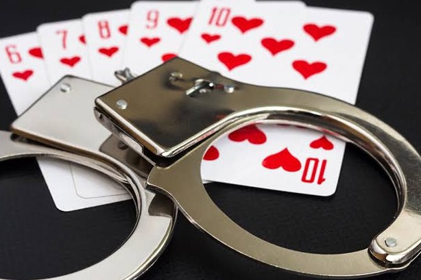 Police raided five gambling dens after receiving messages on WhatsApp; 25 people shackled | पोलिसांना व्हॉट्सॲपवर मॅसेजेस येताच जुगाराच्या पाच अड्ड्यांवर धाडी; 25 जणांना बेड्या