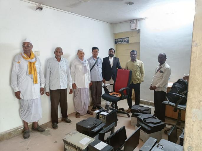 The executive engineer's chair was confiscated for non-payment of increased remuneration to the farmer | शेतकऱ्याला वाढीव मोबदला न दिल्याने कार्यकारी अभियंत्यांची खुर्ची जप्त The executive engineer's chair was confiscated for non-payment of increased remuneration to the farmer | शेतकऱ्याला वाढीव मोबदला न दिल्याने कार्यकारी अभियंत्यांची खुर्ची जप्त