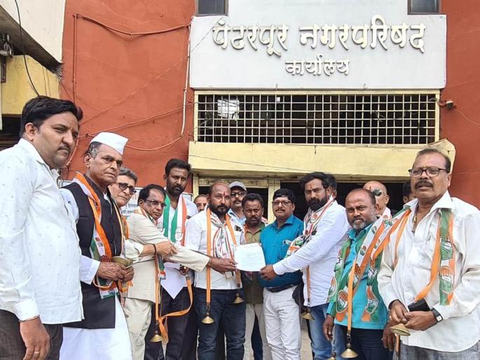 Congress bhajan agitation for inquiry into poor works, repair of roads in Pandharpur | पंढरपुरातील रस्त्यांची दुरूस्ती, निकृष्ट कामांची चौकशीसाठी काँग्रेसचे भजन आंदोलन Congress bhajan agitation for inquiry into poor works, repair of roads in Pandharpur | पंढरपुरातील रस्त्यांची दुरूस्ती, निकृष्ट कामांची चौकशीसाठी काँग्रेसचे भजन आंदोलन