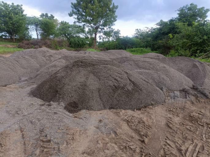 80 brass sand stock seized from Dhanora, Dapora Shiwar | धानोरा, दापोरा शिवारातून ८० ब्रास वाळूचा साठा केला जप्त 80 brass sand stock seized from Dhanora, Dapora Shiwar | धानोरा, दापोरा शिवारातून ८० ब्रास वाळूचा साठा केला जप्त