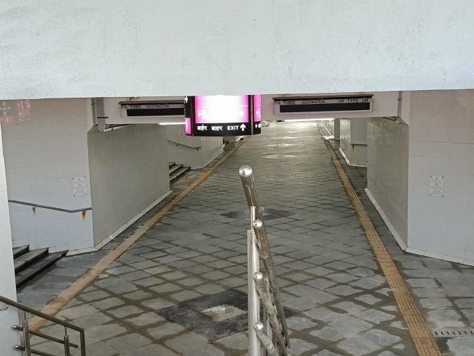 Water problem in Uran railway station subway continues | उरण रेल्वे स्थानकातील भुयारी मार्गातील पाणी समस्या कायम Water problem in Uran railway station subway continues | उरण रेल्वे स्थानकातील भुयारी मार्गातील पाणी समस्या कायम