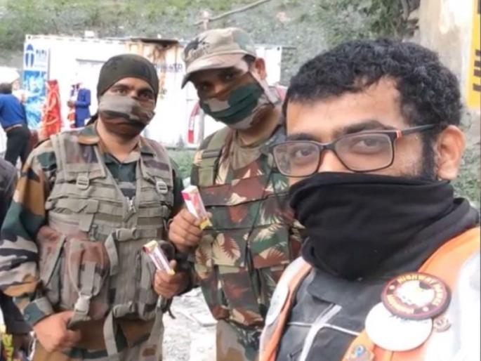 Dombivlikar youth went to Kargil and tied rakhis to the soldiers | डोंबिवलीकर युवकाने कारगीलमध्ये जाऊन सैनिकांना बांधल्या राख्या Dombivlikar youth went to Kargil and tied rakhis to the soldiers | डोंबिवलीकर युवकाने कारगीलमध्ये जाऊन सैनिकांना बांधल्या राख्या