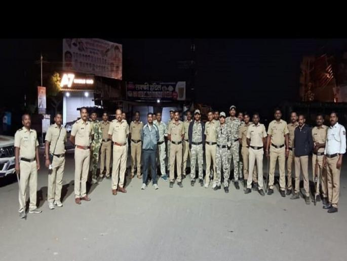 Police combing operation in Hingoli; Suspects, arrested, 36 people detained | हिंगोलीत पोलिसांचे कोंबिंग ऑपरेशन; संशयित, अटक वारंट असलेल्यांसह ३६ जण ताब्यात Police combing operation in Hingoli; Suspects, arrested, 36 people detained | हिंगोलीत पोलिसांचे कोंबिंग ऑपरेशन; संशयित, अटक वारंट असलेल्यांसह ३६ जण ताब्यात