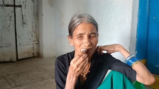 15 years this old woman is alive only by eating chalk does not eat food reason will surprise you | ऐकावं ते नवलच! 15 वर्षांपासून ही वृद्ध महिला फक्त खडू खाऊनच जिवंत; खात नाही अन्न 15 years this old woman is alive only by eating chalk does not eat food reason will surprise you | ऐकावं ते नवलच! 15 वर्षांपासून ही वृद्ध महिला फक्त खडू खाऊनच जिवंत; खात नाही अन्न