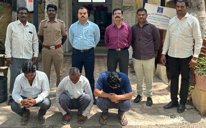 A case has been registered against two drunkards along with the hotel manager in solapur | धाब्यावर दारू पिणे पडले महागात; हॉटेलचालकासह दोन मद्यपींविरूद्ध गुन्हे दाखल A case has been registered against two drunkards along with the hotel manager in solapur | धाब्यावर दारू पिणे पडले महागात; हॉटेलचालकासह दोन मद्यपींविरूद्ध गुन्हे दाखल