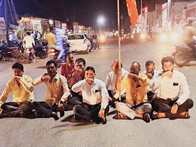 Prohibition of baton charges at antervali; 'Bomba Maro' movement of Sambhaji Brigade in Kalamb | अंतरवली लाठीचार्जचा निषेध; कळंबमध्ये संभाजी ब्रिगेडचे ठिय्या मारत 'बोंबा मारो' आंदोलन Prohibition of baton charges at antervali; 'Bomba Maro' movement of Sambhaji Brigade in Kalamb | अंतरवली लाठीचार्जचा निषेध; कळंबमध्ये संभाजी ब्रिगेडचे ठिय्या मारत 'बोंबा मारो' आंदोलन