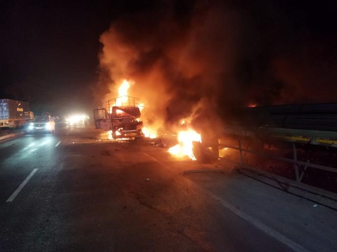 Fire breaks out after accident on Pune-Solapur highway | पुणे-सोलापूर महामार्गावर अपघातानंतर अग्नीतांडव  Fire breaks out after accident on Pune-Solapur highway | पुणे-सोलापूर महामार्गावर अपघातानंतर अग्नीतांडव