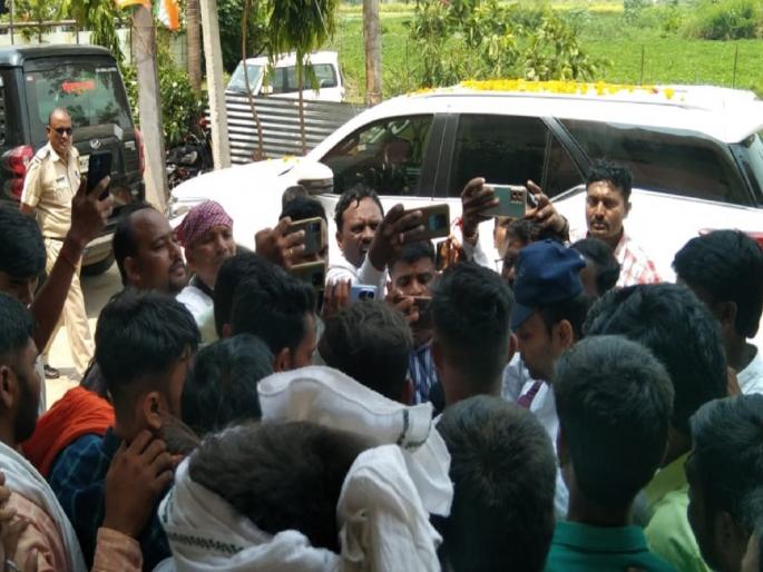 Forest Minister Sudhir Mungantiwar surrounded by Maratha protesters in Undha | औंढ्यात मराठा आंदोलकांचा वनमंत्री सुधीर मुनगंटीवारांना घेराव Forest Minister Sudhir Mungantiwar surrounded by Maratha protesters in Undha | औंढ्यात मराठा आंदोलकांचा वनमंत्री सुधीर मुनगंटीवारांना घेराव