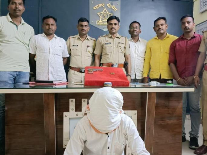 Pistol with 6 live cartridges recovered from Attal robber | अट्टल दरोडेखोराकडून ६ जिवंत काडतूसांसह पिस्तूल जप्त, तीन जिल्ह्यात गुन्ह्यांचे आहे रेकॉर्ड Pistol with 6 live cartridges recovered from Attal robber | अट्टल दरोडेखोराकडून ६ जिवंत काडतूसांसह पिस्तूल जप्त, तीन जिल्ह्यात गुन्ह्यांचे आहे रेकॉर्ड