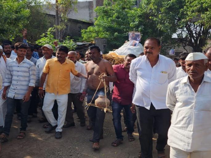 Strict shutdown in Khultabad; Sarkar's symbolic funeral procession taken out in Viramgaon | खुलताबादेत कडकडीत बंद; विरमगावात काढली सरकारची प्रतीकात्मक अंत्ययात्रा Strict shutdown in Khultabad; Sarkar's symbolic funeral procession taken out in Viramgaon | खुलताबादेत कडकडीत बंद; विरमगावात काढली सरकारची प्रतीकात्मक अंत्ययात्रा