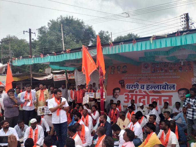 Shiv Sena's attack on Mahavitaran and Govt over power cut | पिके जगवायची कशी? सरकार, महावितरणविराेधात शिवसेनेचा हल्लाबाेल Shiv Sena's attack on Mahavitaran and Govt over power cut | पिके जगवायची कशी? सरकार, महावितरणविराेधात शिवसेनेचा हल्लाबाेल