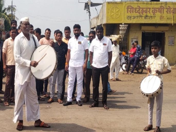 The march on Mahavitaran started in the wake of Halgi; The villagers were upset due to the continuous interrupted power supply | हलगीच्या गजरात निघाला महावितरणवर मोर्चा; सततच्या खंडित वीजपुरवठ्यामुळे ग्रामस्थ वैतागले