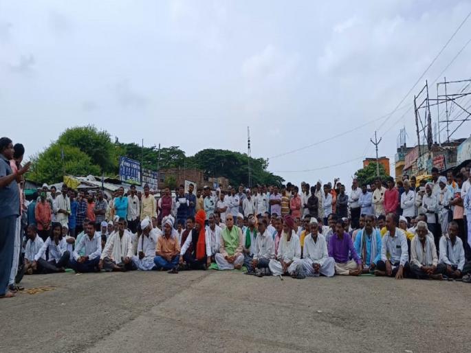 Crop insurance should be implemented immediately by declaring natural calamities, farmers' association stands in the way | नैसर्गिक आपत्ती जाहीर करुन सरसकट पीकविमा लागू करावा, शेतकरी संघटनेचा रास्तारोको Crop insurance should be implemented immediately by declaring natural calamities, farmers' association stands in the way | नैसर्गिक आपत्ती जाहीर करुन सरसकट पीकविमा लागू करावा, शेतकरी संघटनेचा रास्तारोको