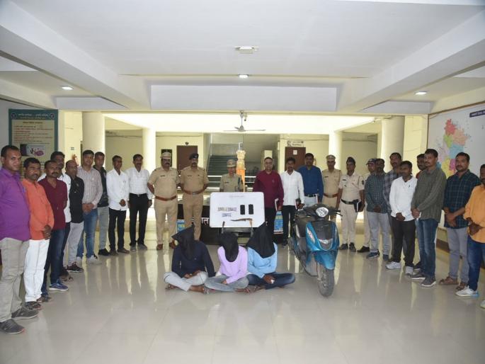 Three accused arrested of stealing two-wheeler, forced theft in Parbhani | परभणीत दुचाकी, जबरी चोरी करणारे तीन आरोपी ताब्यात Three accused arrested of stealing two-wheeler, forced theft in Parbhani | परभणीत दुचाकी, जबरी चोरी करणारे तीन आरोपी ताब्यात