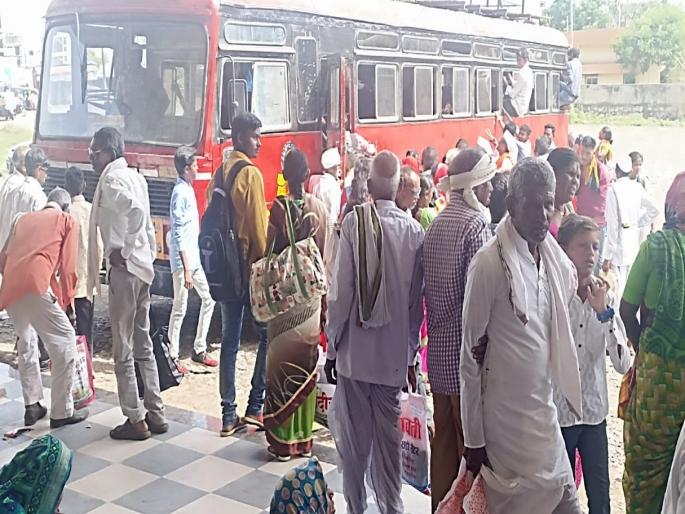 Three days later 'Lalpari' ST bus on street; 55 lakhs income of ST corporation lost | तीन दिवसानंतर ‘लालपरी’ रस्त्यावर; एसटी महामंडळाचे ५५ लाखांचे उत्पन्न बुडाले Three days later 'Lalpari' ST bus on street; 55 lakhs income of ST corporation lost | तीन दिवसानंतर ‘लालपरी’ रस्त्यावर; एसटी महामंडळाचे ५५ लाखांचे उत्पन्न बुडाले