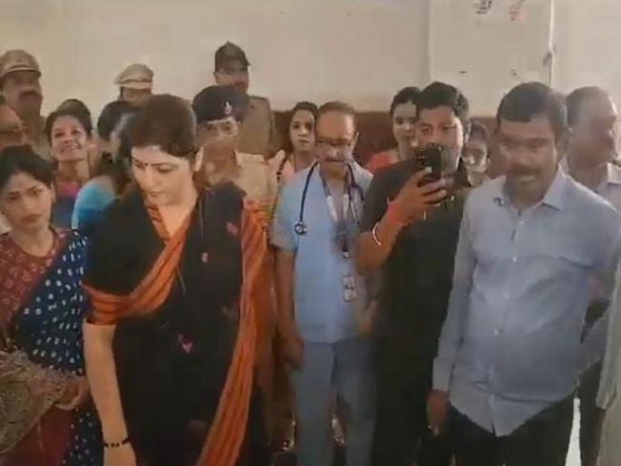 Rupali Chakankar's strong displeasure over the unsanitary conditions in Ghati Hospital | घाटी रुग्णालयातील अस्वच्छतेवर रुपाली चाकणकरांची तीव्र नाराजी  Rupali Chakankar's strong displeasure over the unsanitary conditions in Ghati Hospital | घाटी रुग्णालयातील अस्वच्छतेवर रुपाली चाकणकरांची तीव्र नाराजी