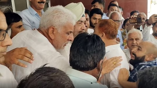 bhupender singh hooda and randeep surjewala supporter clashed in congress worker meeting in karnal | तुफान राडा! काँग्रेसमध्ये गटबाजी, हुड्डा-सुरजेवाला समर्थकांमध्ये हाणामारी; लाथा-बुक्क्यांनी मारहाण