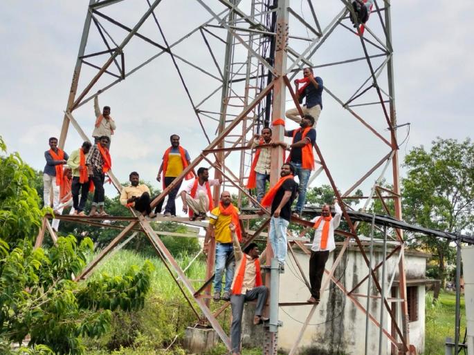Youth protest by climbing the tower in Goregaon; Slogans for Maratha reservation | गोरेगावात टॉवरवर चढून तरुणांचे आंदोलन; मराठा आरक्षणासाठी घोषणाबाजी Youth protest by climbing the tower in Goregaon; Slogans for Maratha reservation | गोरेगावात टॉवरवर चढून तरुणांचे आंदोलन; मराठा आरक्षणासाठी घोषणाबाजी