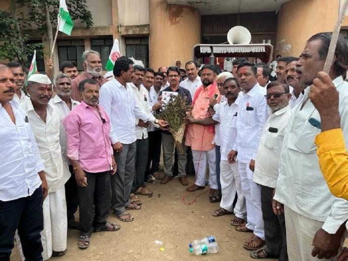 Demanding declaration of 'dry drought', self-respecting farmers' organizations on the streets | वाळलेल्या पिकासह शेतकऱ्यांचा एल्गार मोर्चा, ‘कोरडा दुष्काळ’ जाहीर करण्याची मागणी Demanding declaration of 'dry drought', self-respecting farmers' organizations on the streets | वाळलेल्या पिकासह शेतकऱ्यांचा एल्गार मोर्चा, ‘कोरडा दुष्काळ’ जाहीर करण्याची मागणी
