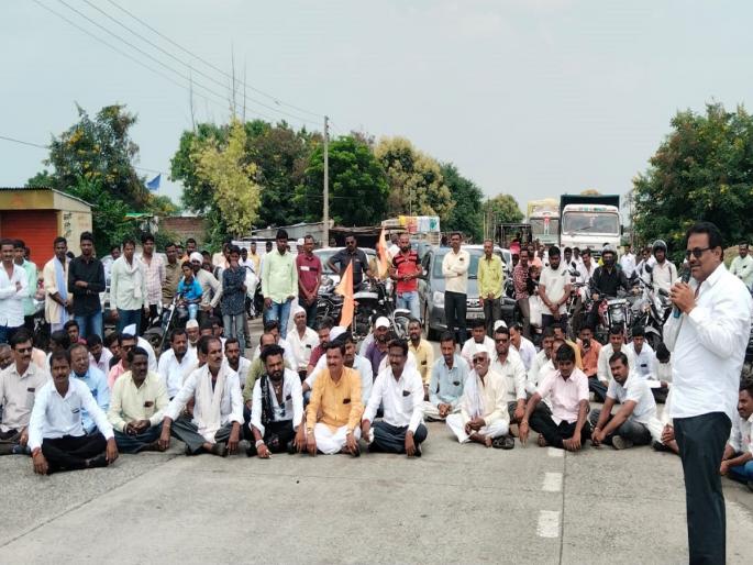 Rasta roko protest at Gaur, Kavthapati to protest lathi charge | लाठीचार्जच्या निषेधार्थ गौर, कवठापाटी येथे रास्ता रोको आंदोलन Rasta roko protest at Gaur, Kavthapati to protest lathi charge | लाठीचार्जच्या निषेधार्थ गौर, कवठापाटी येथे रास्ता रोको आंदोलन