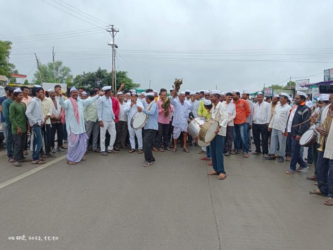 Help 50,000 hectares by announcing drought, farmers blocked the road | काेरडा दुष्काळ जाहीर करुन हेक्टरी ५० हजारांची मदत करा, शेतकऱ्यांनी केला रास्तारोको