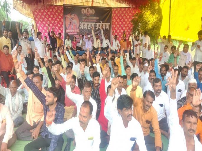 Fast in the graveyard to get reservation for Maratha community | मराठा समाजाला आरक्षण मिळण्यासाठी स्मशानभूमीत उपोषण Fast in the graveyard to get reservation for Maratha community | मराठा समाजाला आरक्षण मिळण्यासाठी स्मशानभूमीत उपोषण