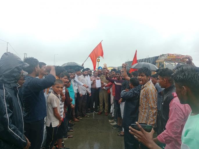 Maratha reservation; Block the way of Maratha community members during heavy rains | मराठा आरक्षण; भरपावसात मराठा समाजबांधवांचा रास्तारोको Maratha reservation; Block the way of Maratha community members during heavy rains | मराठा आरक्षण; भरपावसात मराठा समाजबांधवांचा रास्तारोको