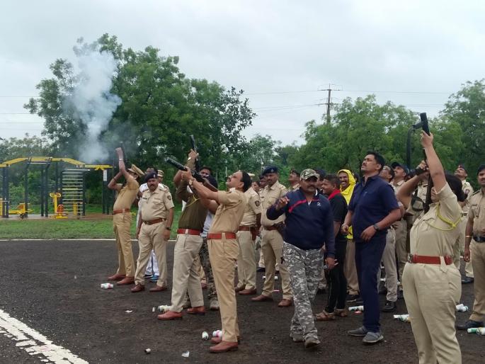 exercise by the riot control team at the sports complex in Latur | लातुरातील क्रीडा संकुलावर दंगाकाबू पथकाची रंगीत तालीम exercise by the riot control team at the sports complex in Latur | लातुरातील क्रीडा संकुलावर दंगाकाबू पथकाची रंगीत तालीम