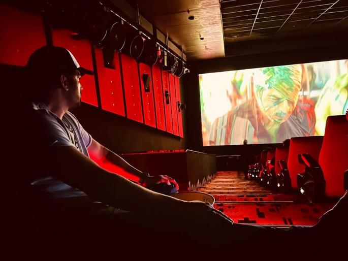 Marathi Actor sat on the steps of the theater and watched Shah Rukh Khan's 'Jawan'. | मराठमोळ्या या अभिनेत्याने चक्क थिएटरमधील पायऱ्यांवर बसून पाहिला शाहरुख खानचा 'जवान' Marathi Actor sat on the steps of the theater and watched Shah Rukh Khan's 'Jawan'. | मराठमोळ्या या अभिनेत्याने चक्क थिएटरमधील पायऱ्यांवर बसून पाहिला शाहरुख खानचा 'जवान'