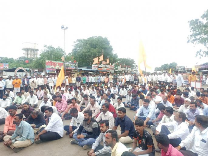 A walk was made, the road was also maintained; Now for the Maratha reservation without time limit | पदयात्रा काढली, रस्ताही राेखला; आता मराठा आरक्षणासाठी बेमुदत उपाेषण A walk was made, the road was also maintained; Now for the Maratha reservation without time limit | पदयात्रा काढली, रस्ताही राेखला; आता मराठा आरक्षणासाठी बेमुदत उपाेषण