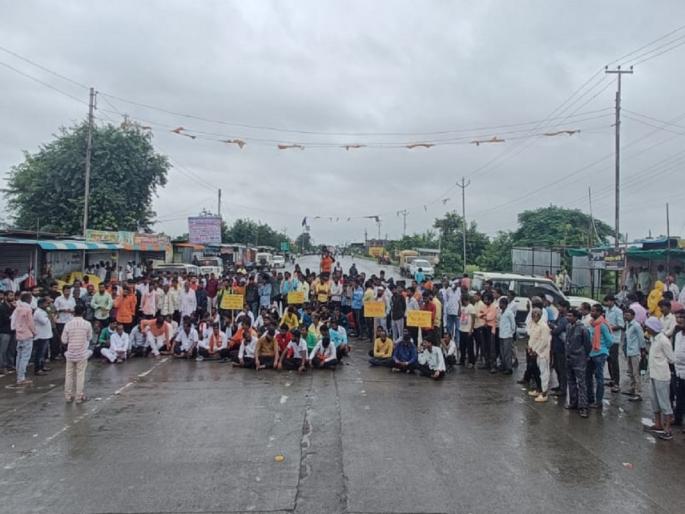 In the Rastraroko movement, Narsifata was shocked by the slogan 'One Maratha Lakh Maratha' | रास्तारोको आंदोलनात ‘एक मराठा लाख मराठा’ घोषणेने नर्सीफाटा दणाणला In the Rastraroko movement, Narsifata was shocked by the slogan 'One Maratha Lakh Maratha' | रास्तारोको आंदोलनात ‘एक मराठा लाख मराठा’ घोषणेने नर्सीफाटा दणाणला