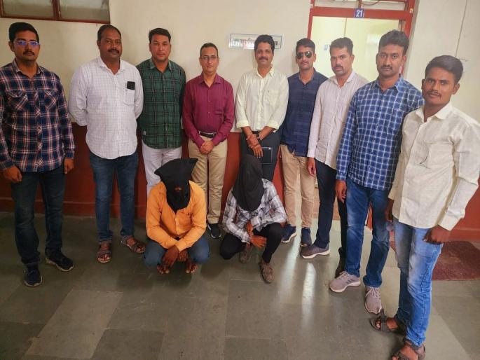LCB arrested the thieves who robbed jewelery | जावयाला मारहाण करून माय-लेकीचे दागिने लुटणाऱ्या चोरट्यांना एलसीबीने ठोकल्या बेड्या LCB arrested the thieves who robbed jewelery | जावयाला मारहाण करून माय-लेकीचे दागिने लुटणाऱ्या चोरट्यांना एलसीबीने ठोकल्या बेड्या