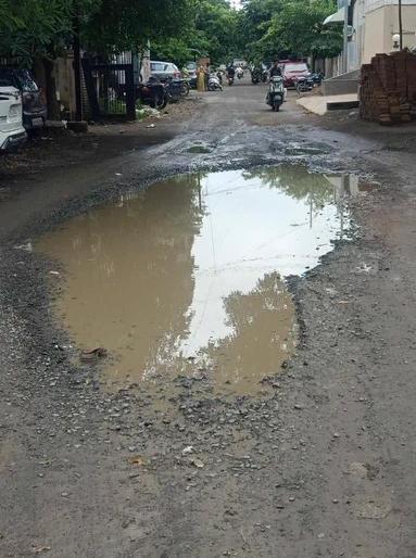 Who brought the moon to Akola? On the bad condition of the roads in the city Adv. Prakash Ambedkar's tweet! | अकोल्यात चंद्र कोणी आणला? शहरातील रस्त्यांच्या दुरवस्थेवर ॲड. प्रकाश आंबेडकरांचे खोचक ट्विट!