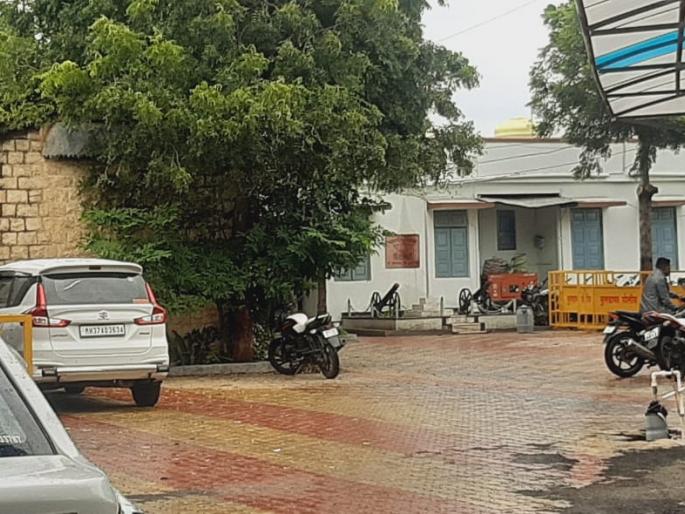 came to lodge a complaint and met at the police station itself; A case has been registered against three | तक्रार देण्यासाठी आले अन् पोलीस स्टेशनमध्येच भिडले; तिघांविरुद्ध गुन्हा दाखल came to lodge a complaint and met at the police station itself; A case has been registered against three | तक्रार देण्यासाठी आले अन् पोलीस स्टेशनमध्येच भिडले; तिघांविरुद्ध गुन्हा दाखल